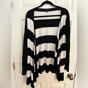 Torrid sz. 2 Black and White striped cardigan